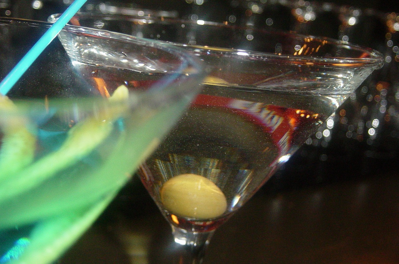 Kolorowe drinki jako atrakcja wieczoru – pokazy barmańskie. Mobilny barman
