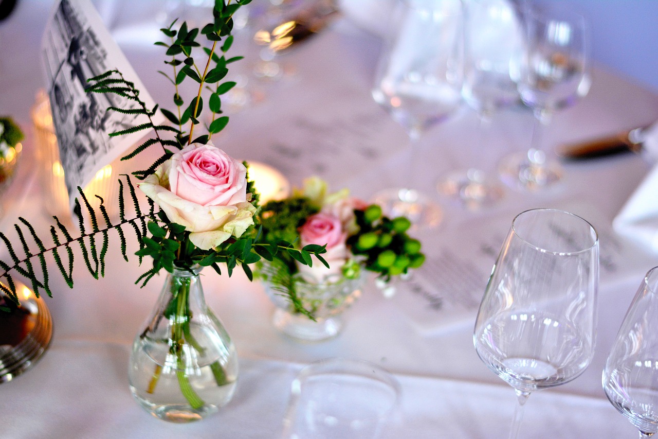 Jak zorganizować małe przyjęcie weselne?
